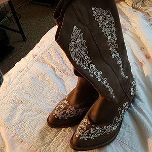 Calbel embroidered cowboy boots size 6.5